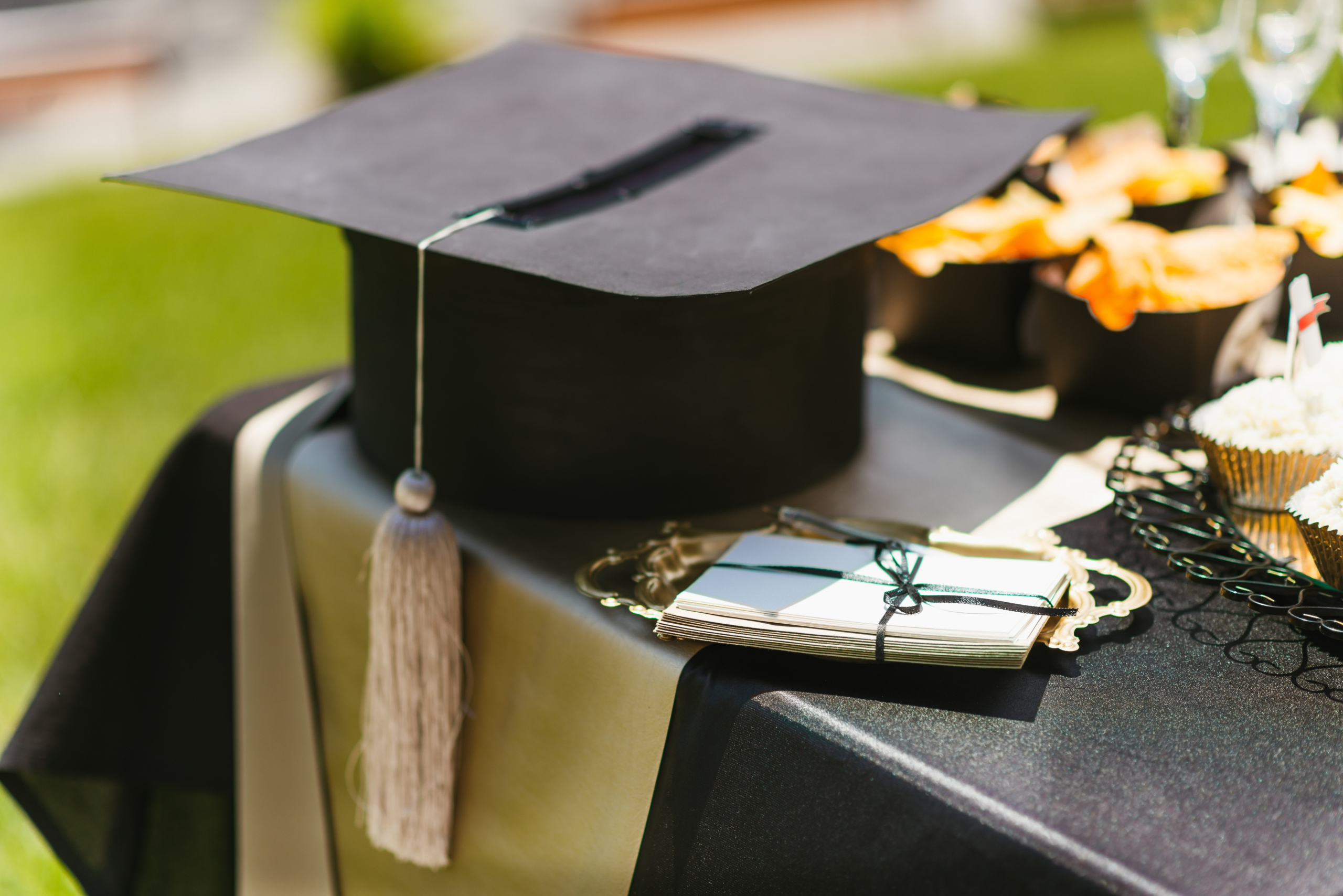 decoration of a party table for graduation